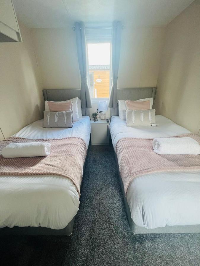 Dakota With Hot Tub Holiday home York